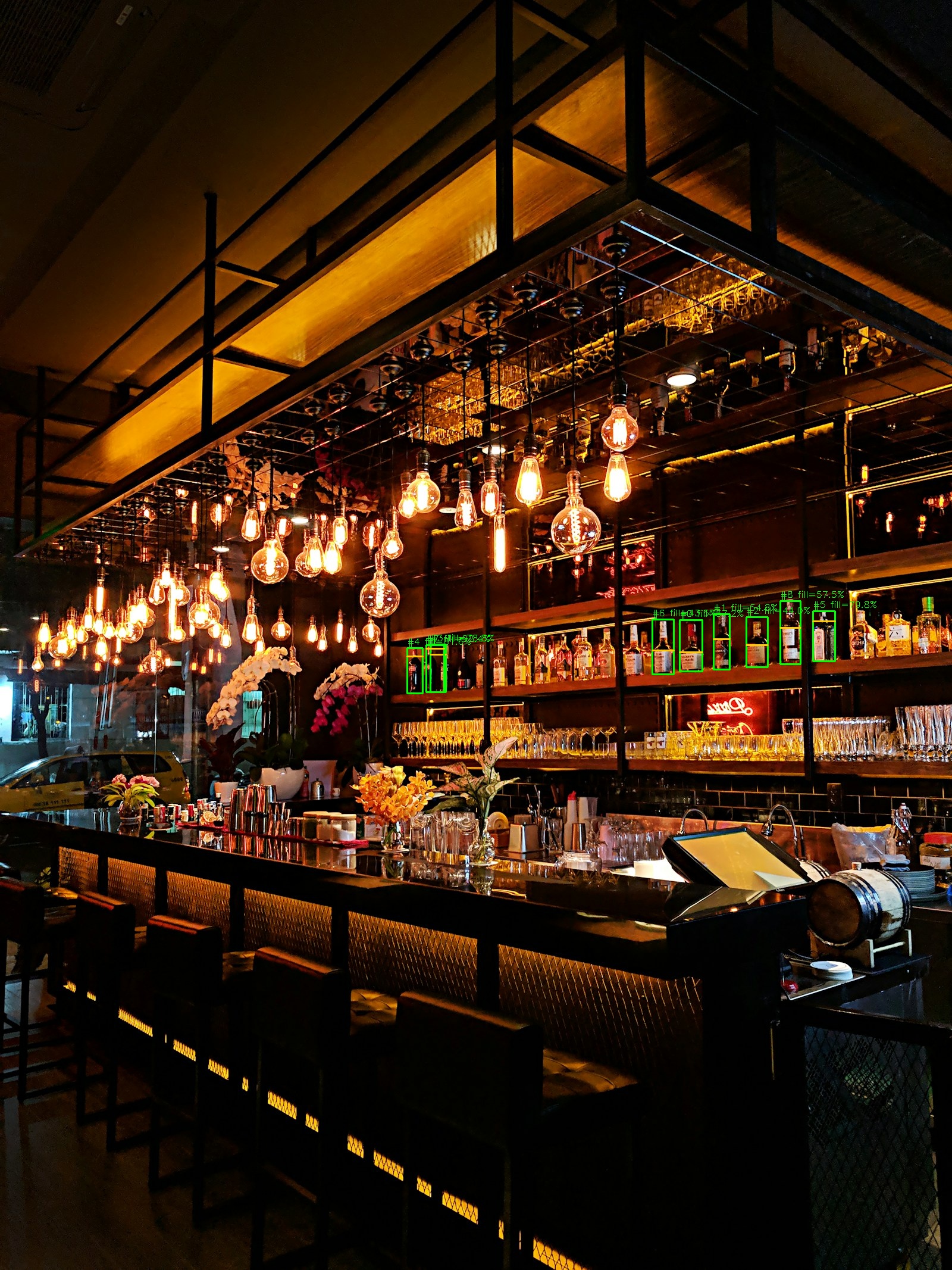 Regál s alkoholem — 9 lahví detekováno