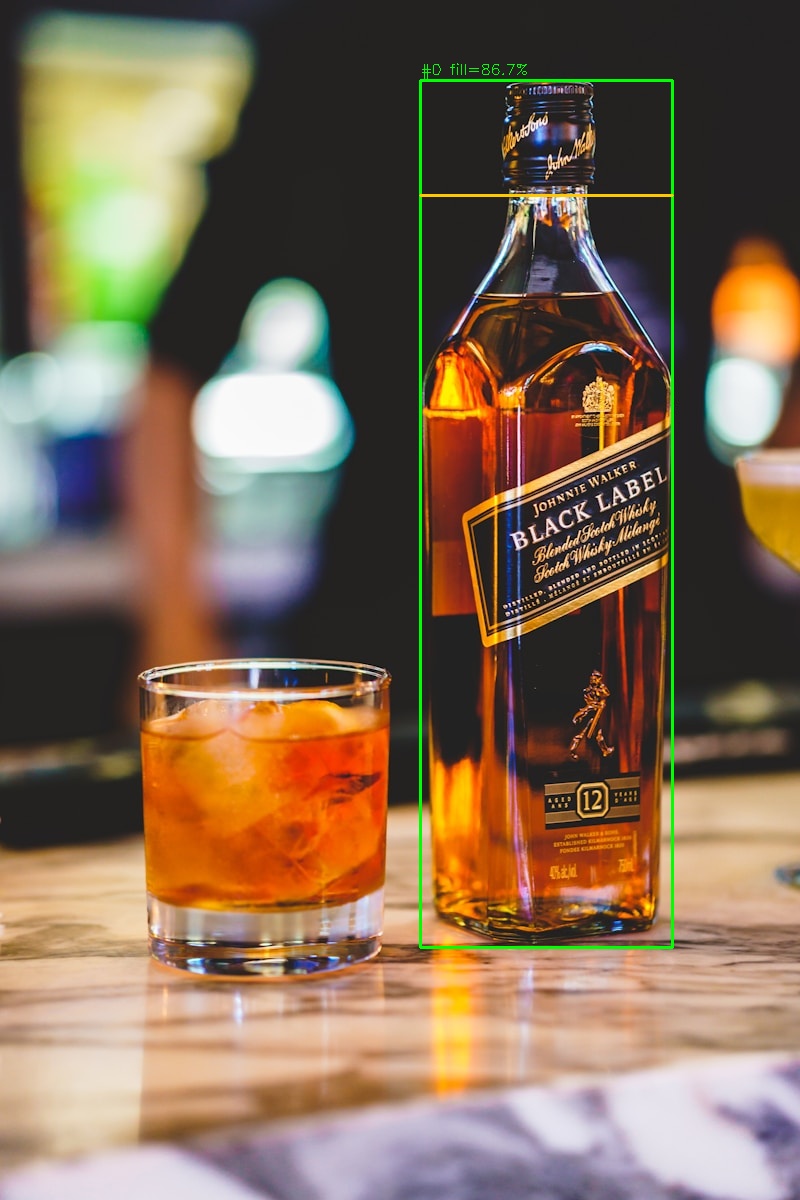 BarBee AI detekuje lahev Johnnie Walker Black Label a měří hladinu whisky — 86,7 % naplnění